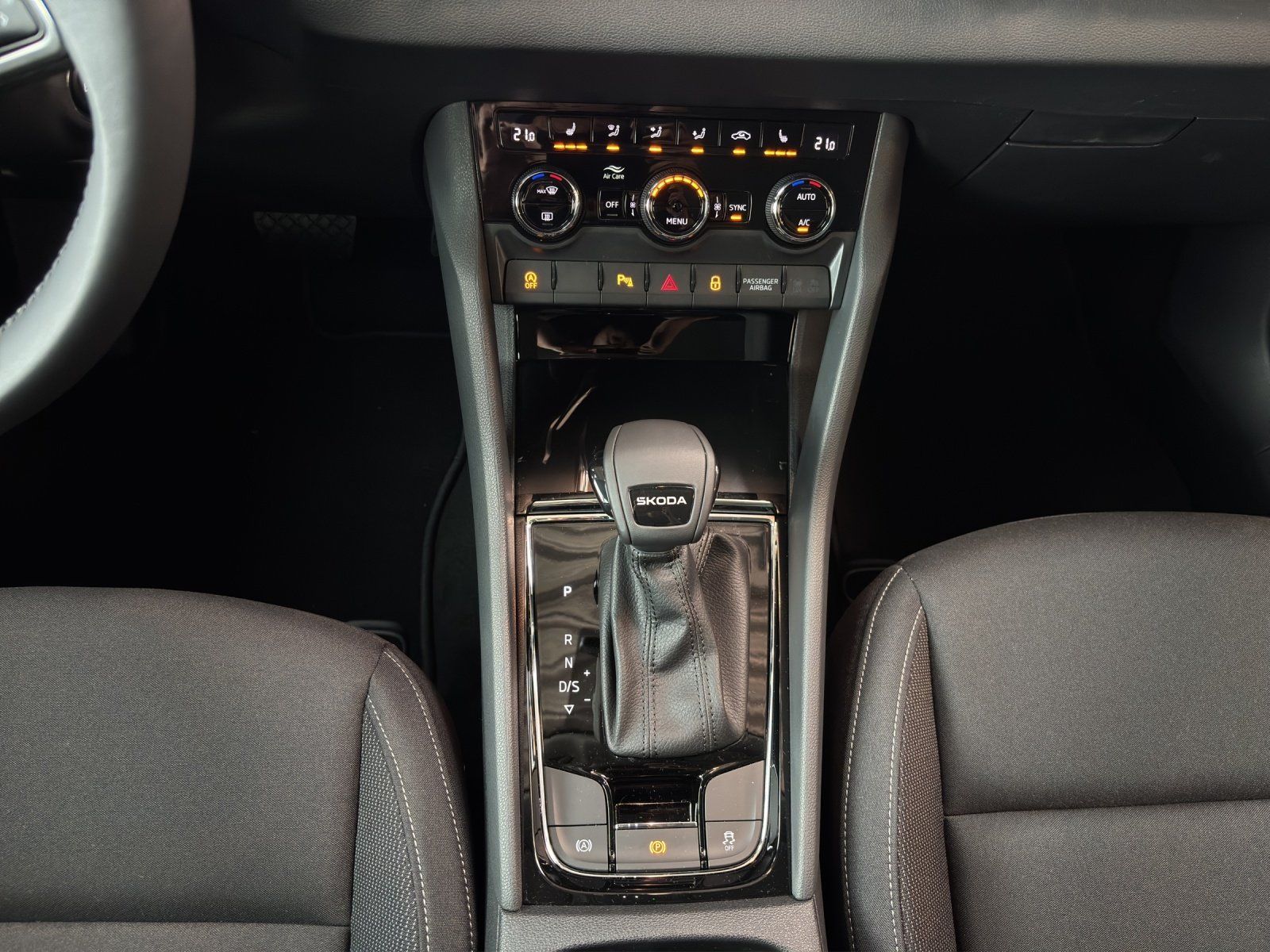 Fahrzeugabbildung SKODA Karoq Tour 1,5 TSI 110 kW DSG