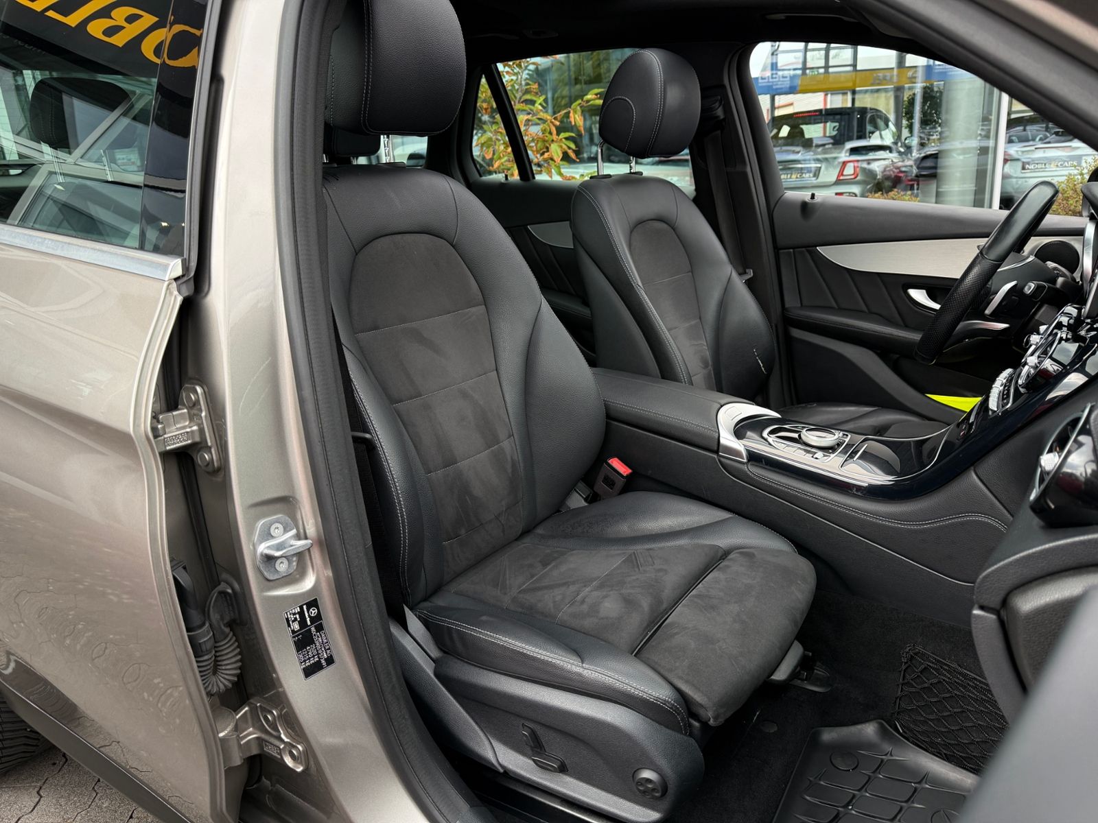 Fahrzeugabbildung Mercedes-Benz GLC 220 d 4Matic AMG Line PANO LED NAV