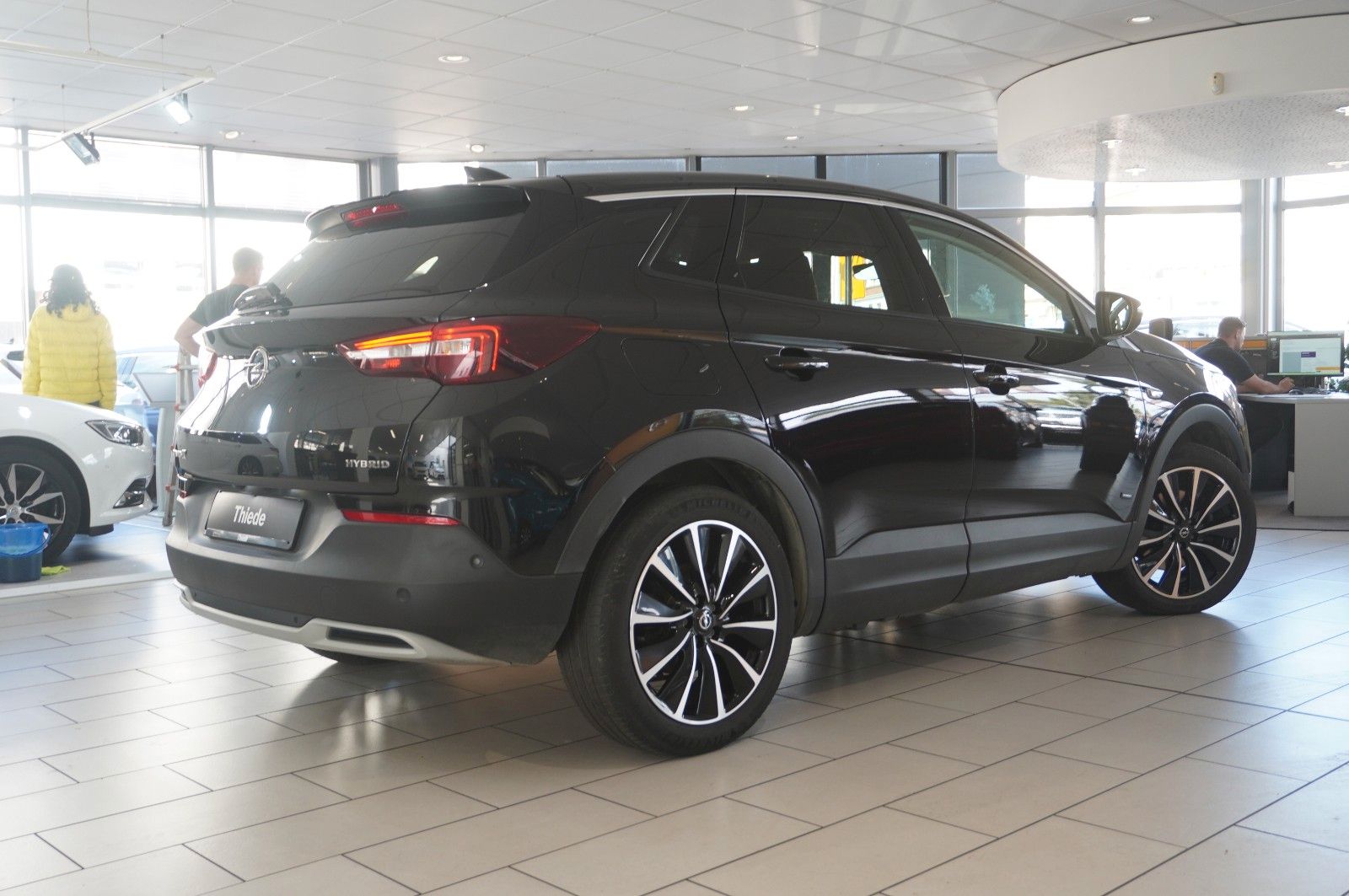 Fahrzeugabbildung Opel Grandland (X) 1.6 HYBRID ELEG. NAVI/360°/LED/DAB