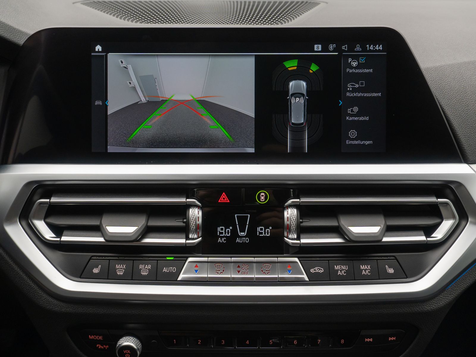 Fahrzeugabbildung BMW 330e xD Sport Line DAB Kamera AHK Alarm 18Zoll