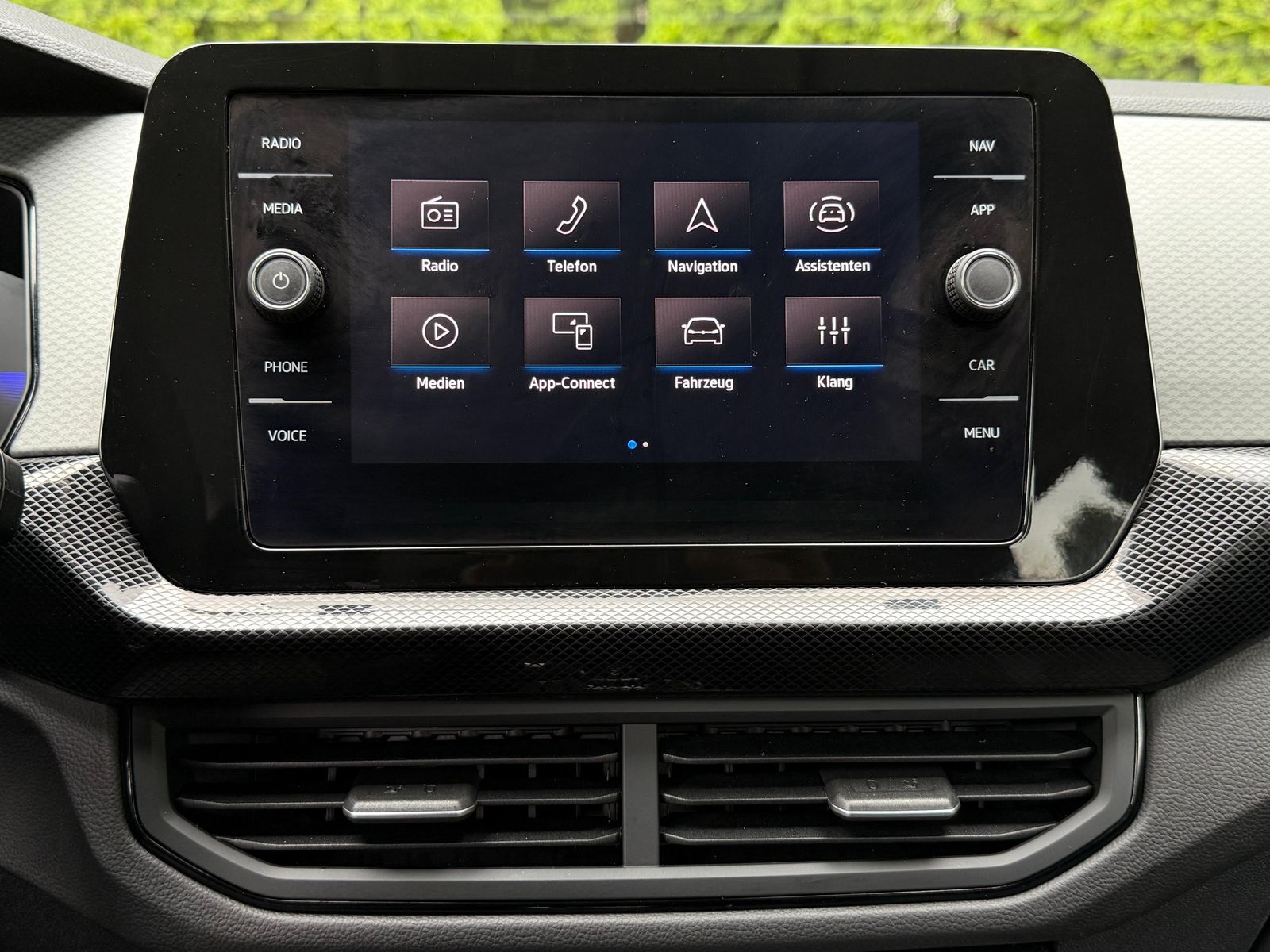 Fahrzeugabbildung Volkswagen T-Cross 1.0 TSI DSG Life LED+KAM+ACC+CARPL+SHZ+