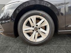 Fahrzeugabbildung Volkswagen Golf VIII Variant Life Navi Sitzh LED ACC AHK