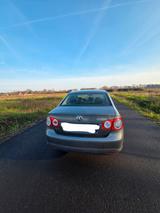 Volkswagen Jetta 1.6 FSI Comfortline Comfortline - Volkswagen Jetta mit Benzin-Antrieb: Limousine, 1.6