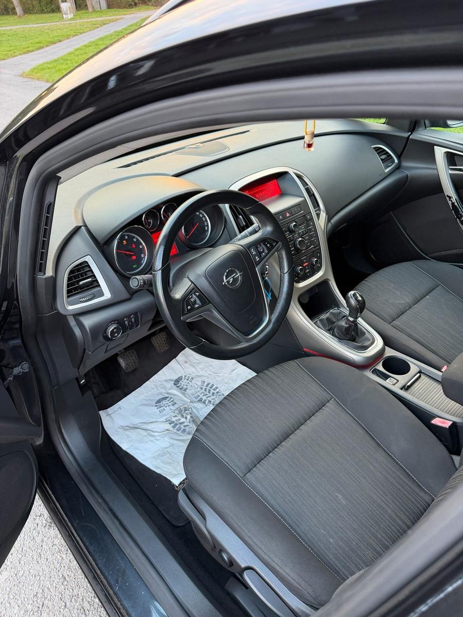 Opel Astra 2012 — photo 10
