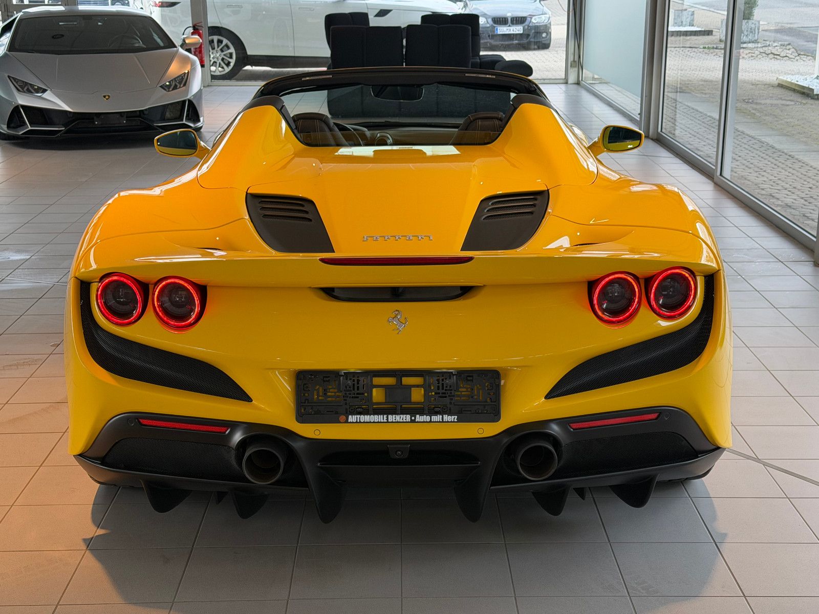 Fahrzeugabbildung Ferrari F8 Spider /LIFT/KAMERA/CARBON-LED-LENK./MEMORY