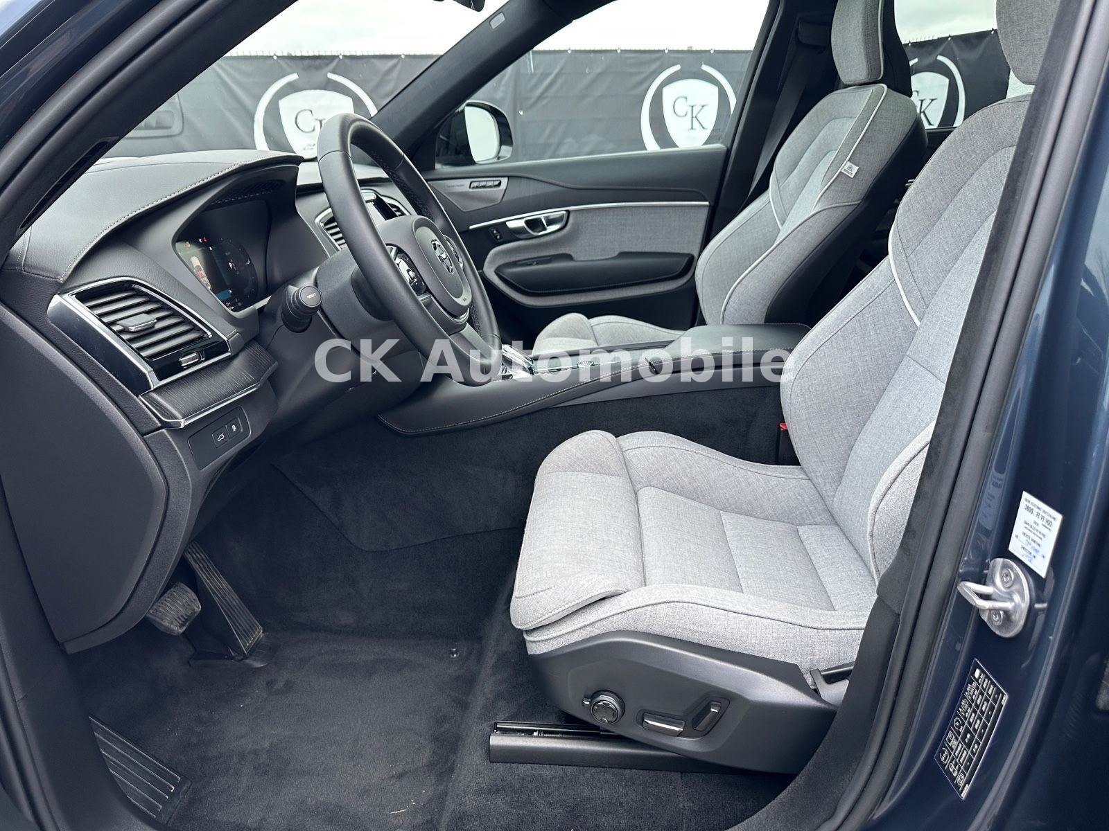 Fahrzeugabbildung Volvo XC90 T8 Ultimate Dark AWD/7 Sitze/Head-Up/LED