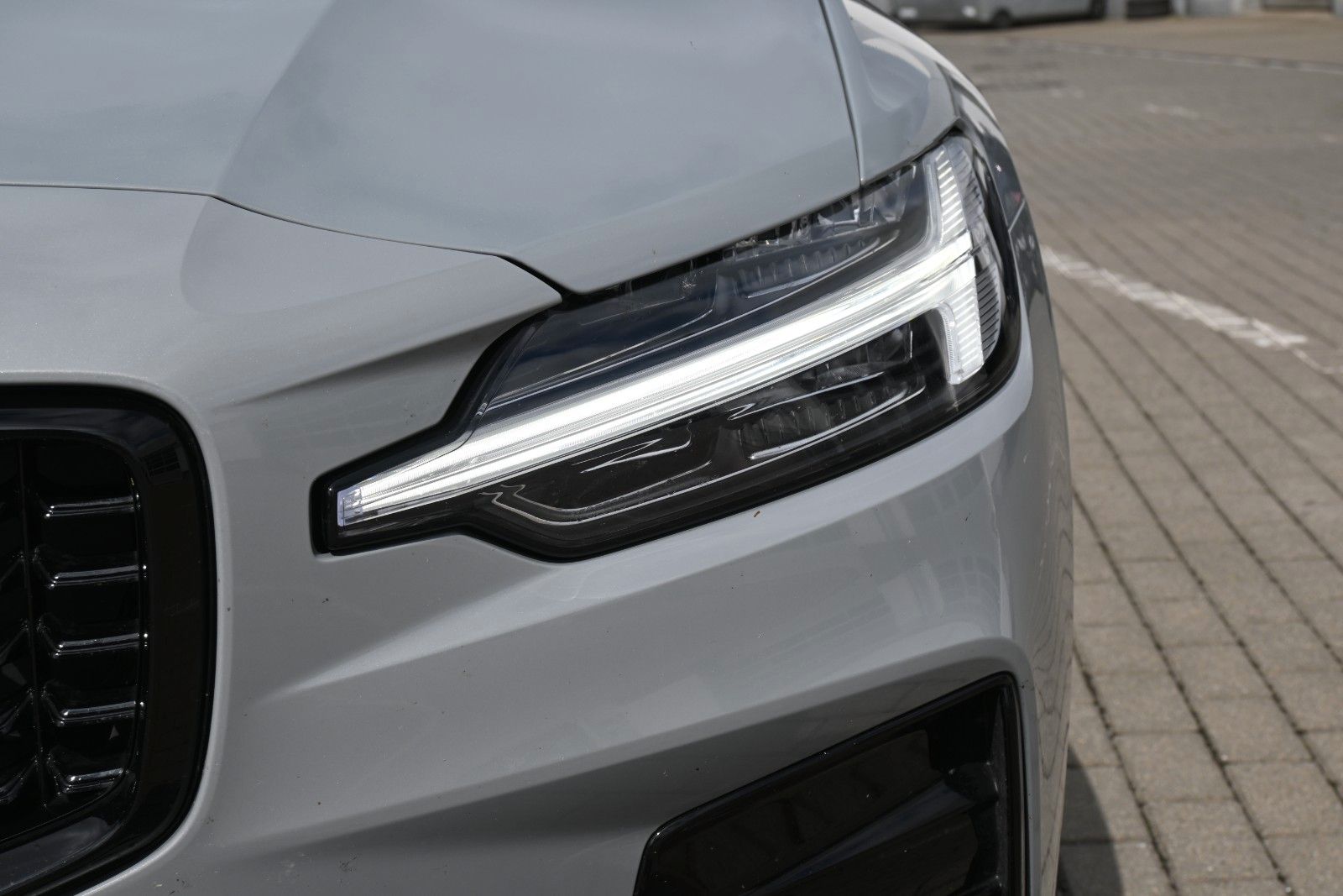 Fahrzeugabbildung Volvo V60 B4 DKG Plus Dark*HuD*PANO*360°*ACC