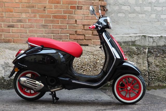 Vespa Primavera - 125  E5  Rollerbox Modell  Black/Red