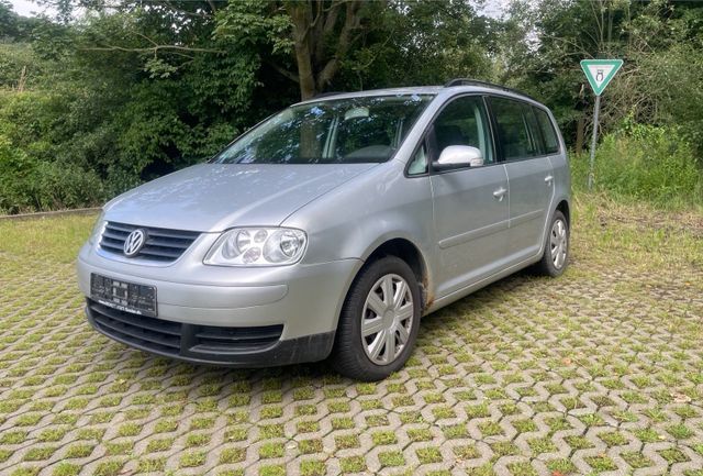 Volkswagen Vw Touran 1.6l mit AHK und Klima!!!