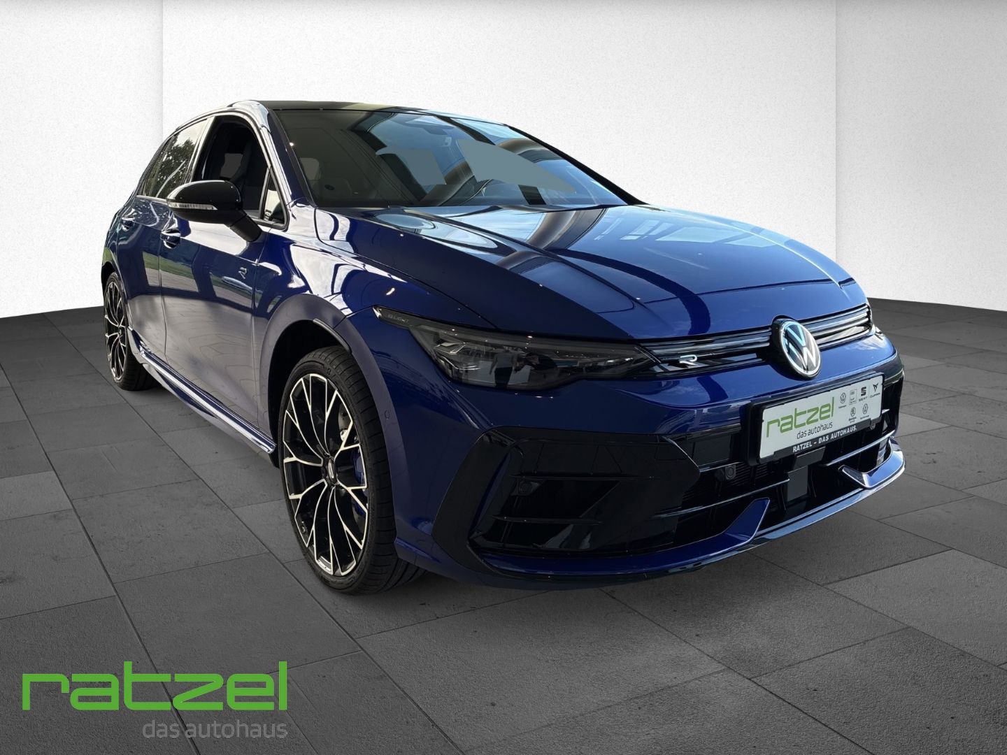 Fahrzeugabbildung Volkswagen Golf R VIII 2.0 Akra+Performance Paket+IQ.Light