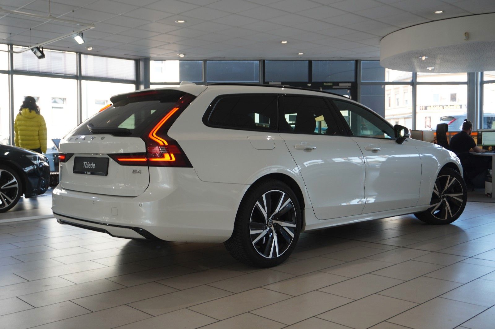 Fahrzeugabbildung Volvo V90 Kombi B4 PLUS DARK NAVI/LED/KAMERA/PANO./H&K