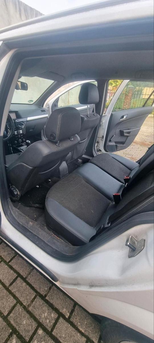 Opel Astra 2009 — photo 13