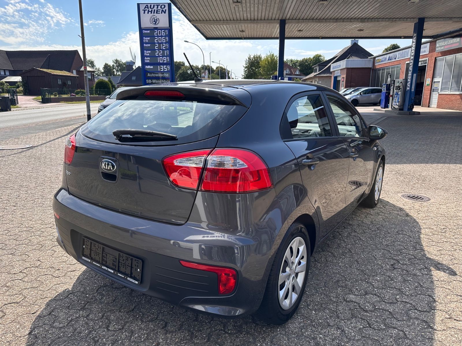Fahrzeugabbildung Kia Rio 1.2 Sensation Klima/Allwetter/Bluetooth