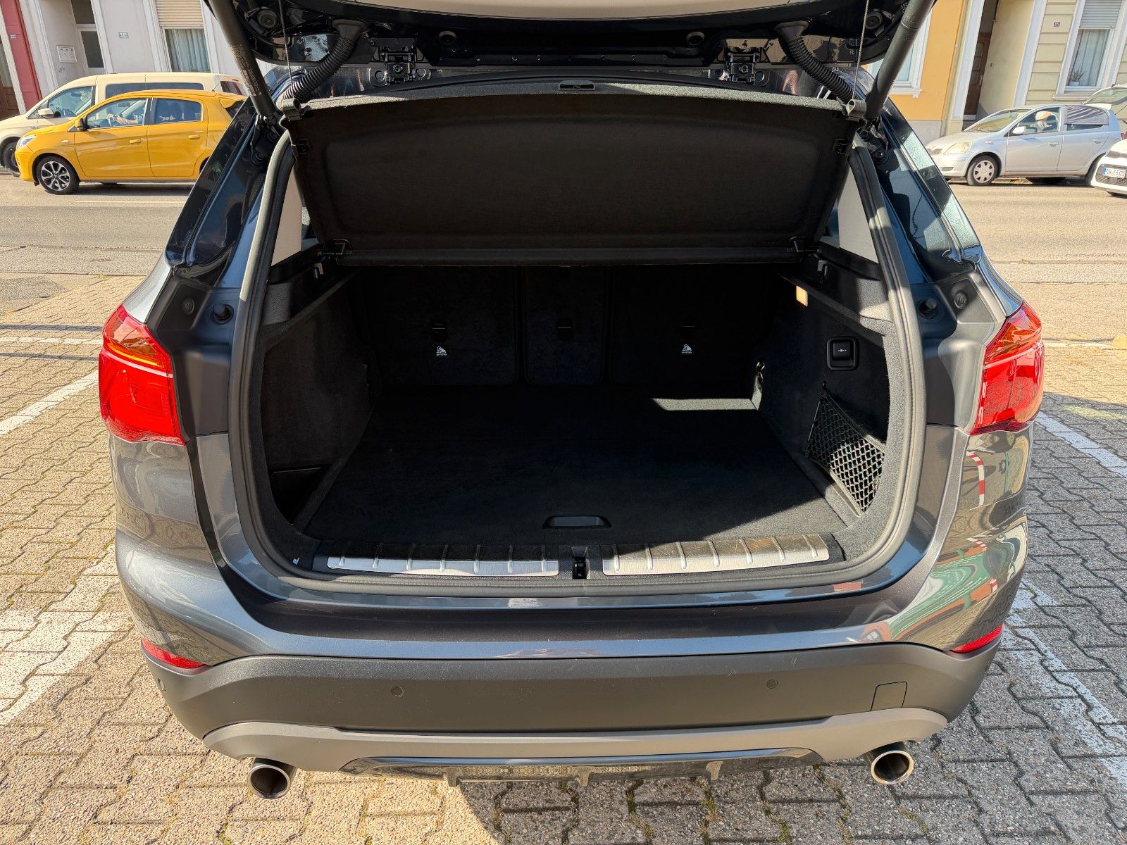 Fahrzeugabbildung BMW X1 xDrive 18 d Sport Line 1-Hand HUD AHK 8-FACH