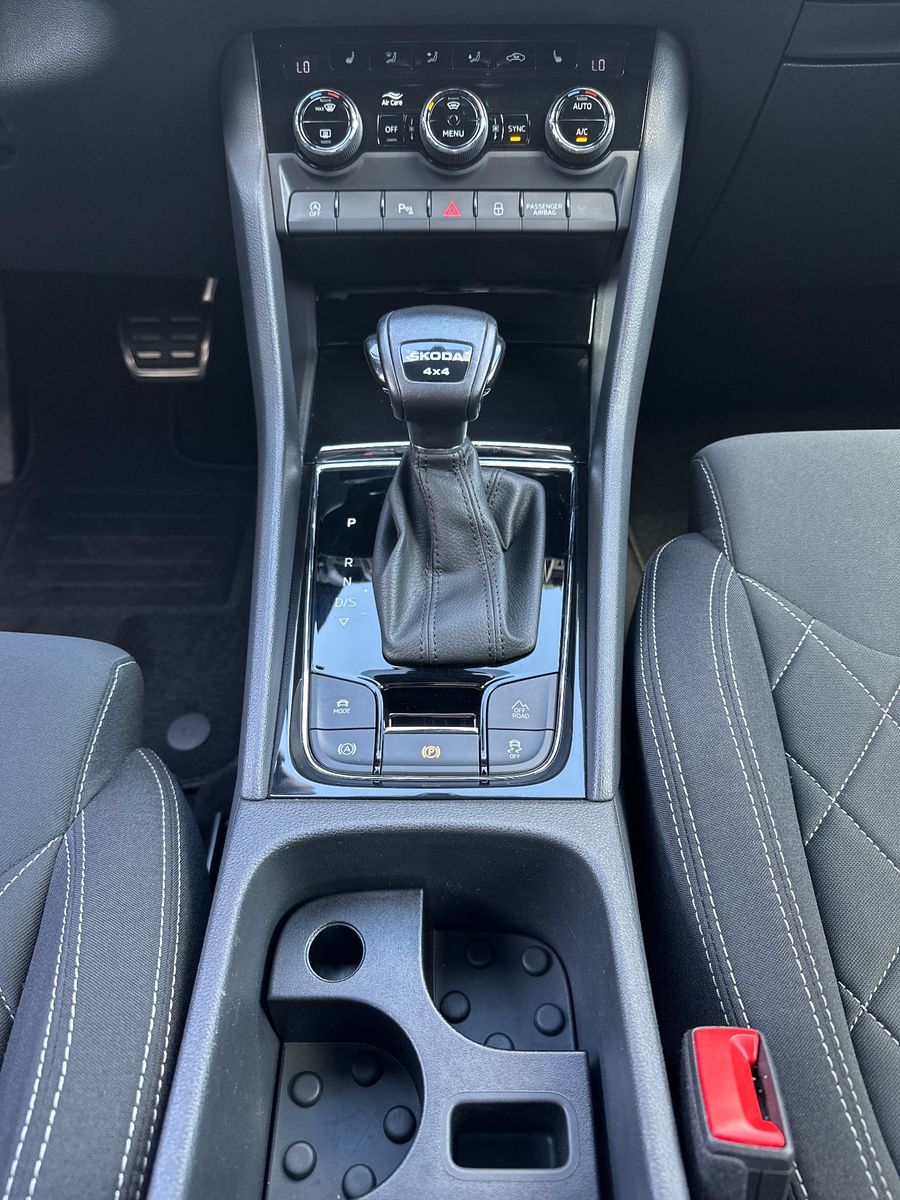 Fahrzeugabbildung SKODA Karoq 2.0 TDI DSG 4x4 Sportline NAV+LED+ACC+KAM