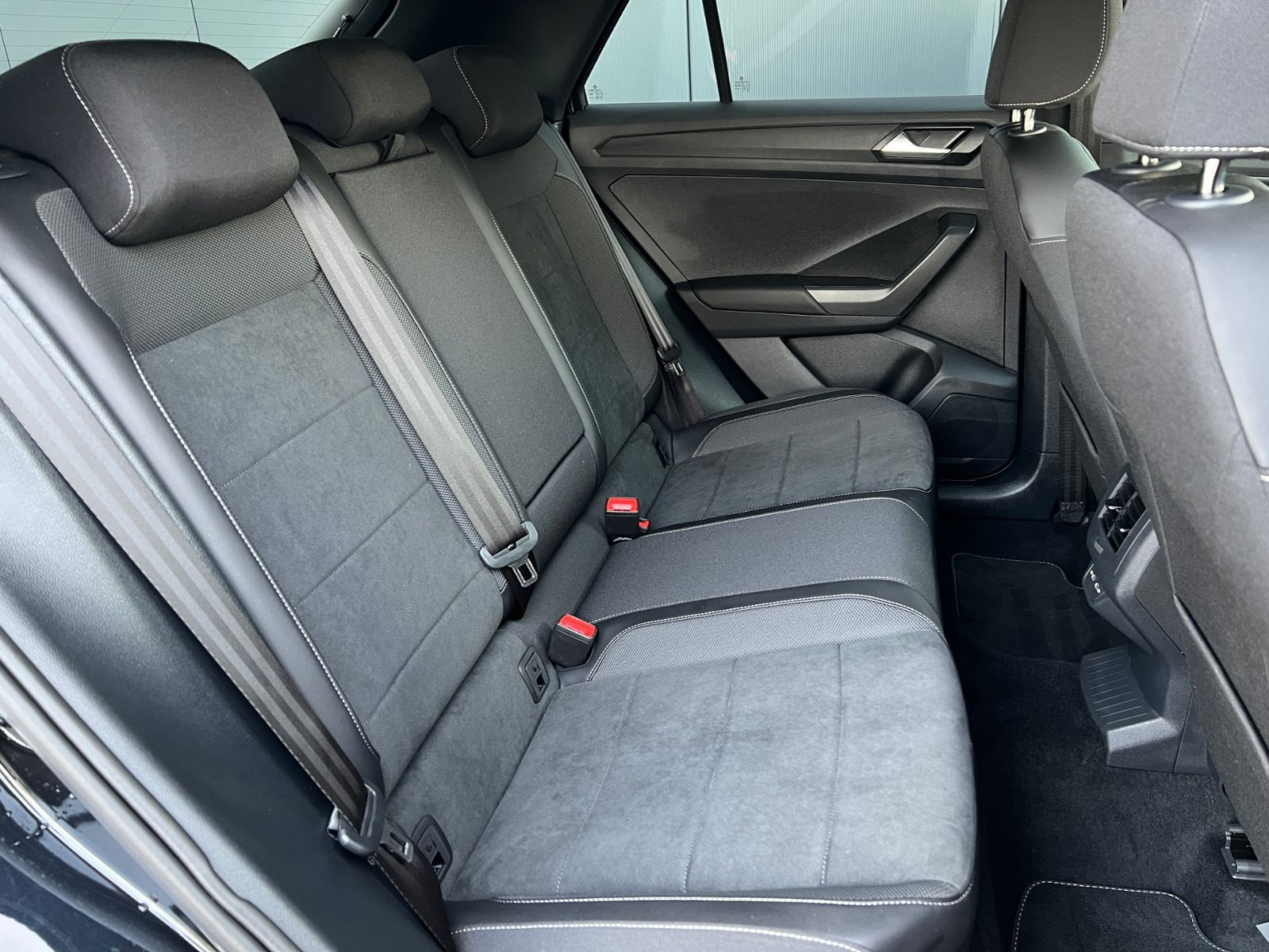 Fahrzeugabbildung Volkswagen T-Roc R-Line 1.5 TSI DSG *AHK,LED,BlackStyle,PDC