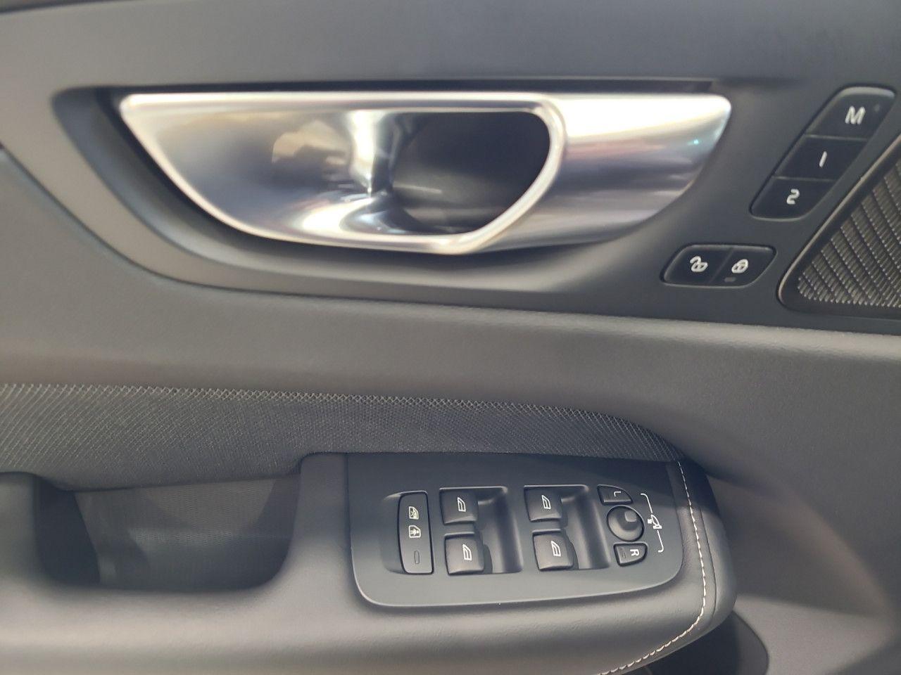 Volvo XC60 B5 (Benzin) Plus Dark AWD Automatik Navi, миниатюра 6