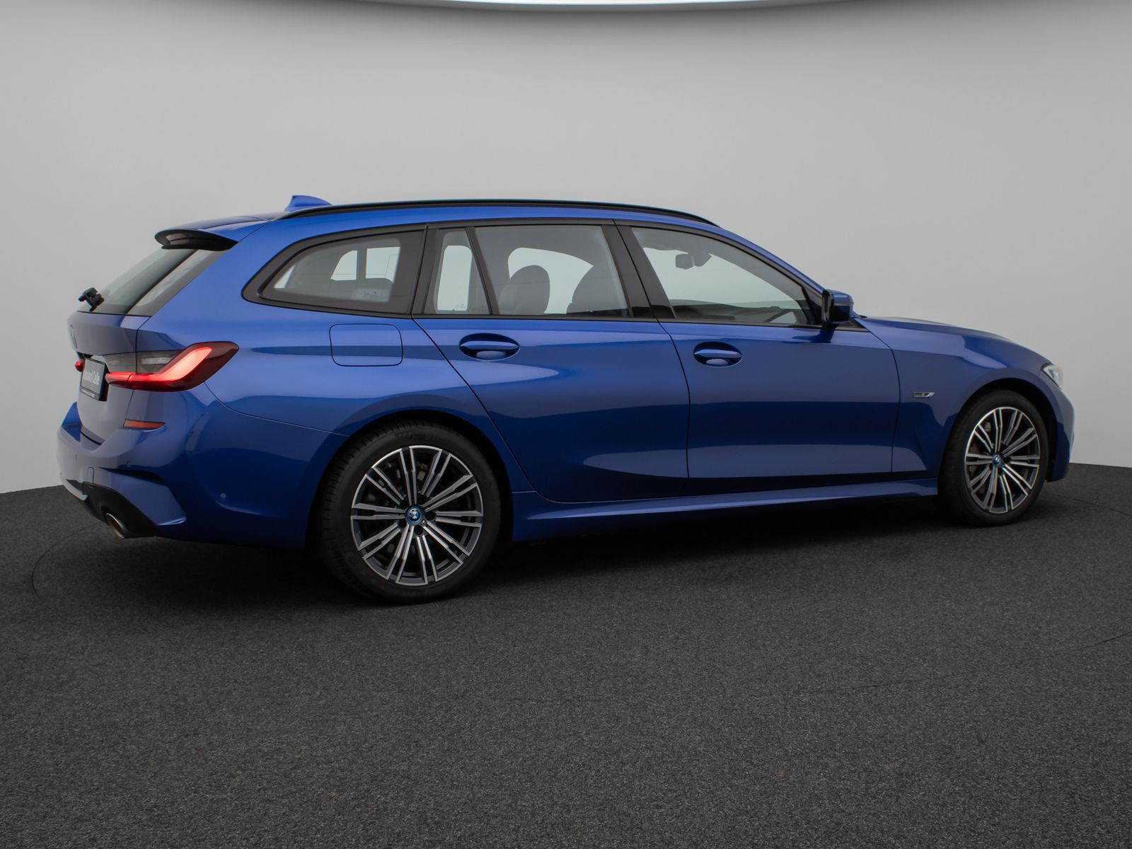 Fahrzeugabbildung BMW 330e  M Sport Panorama Laser Kamera HUD HiFi