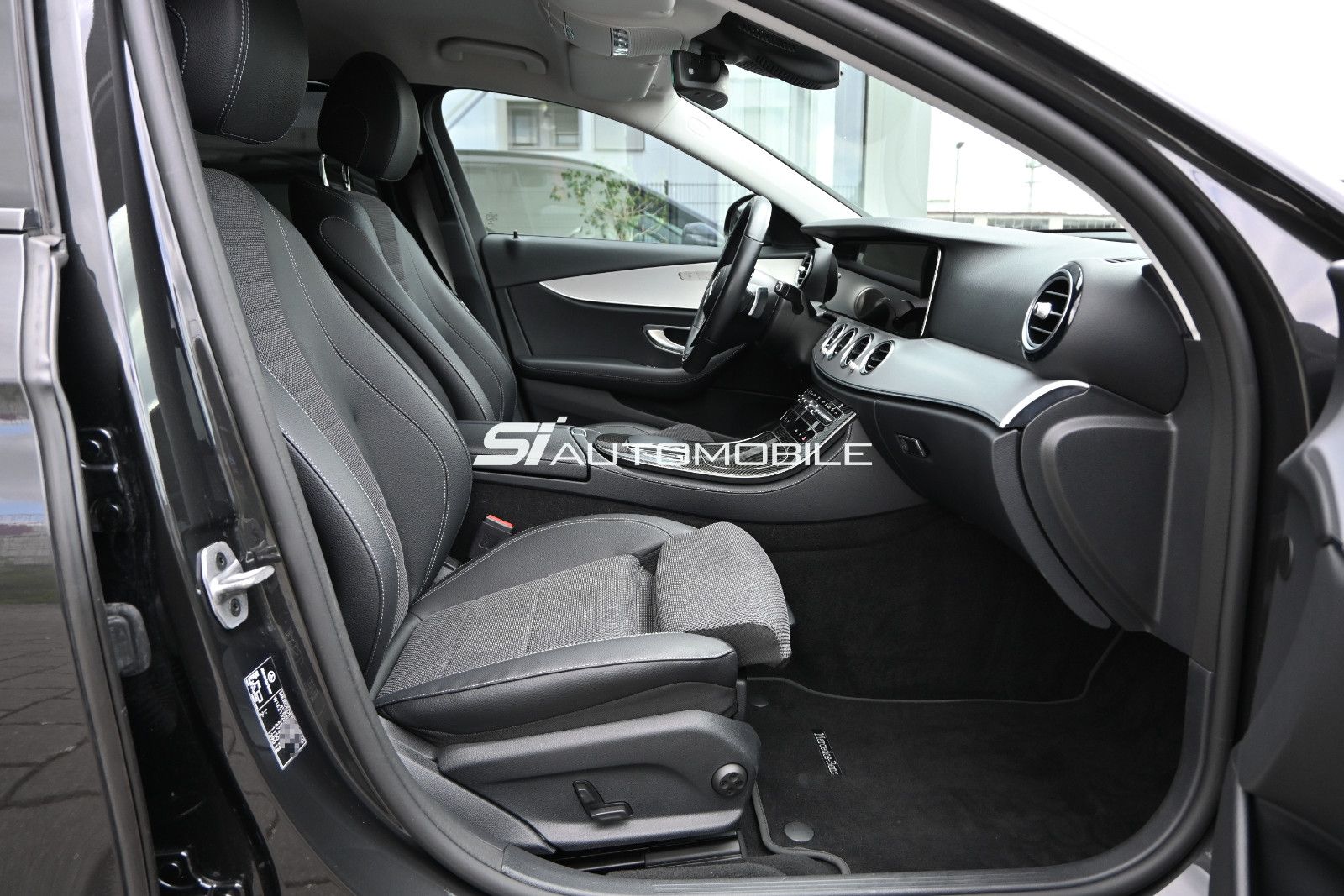 Fahrzeugabbildung Mercedes-Benz E 200 4Mat. T NIGHT °ACC°AHK°BURM°HUD°STANDHEIZ°