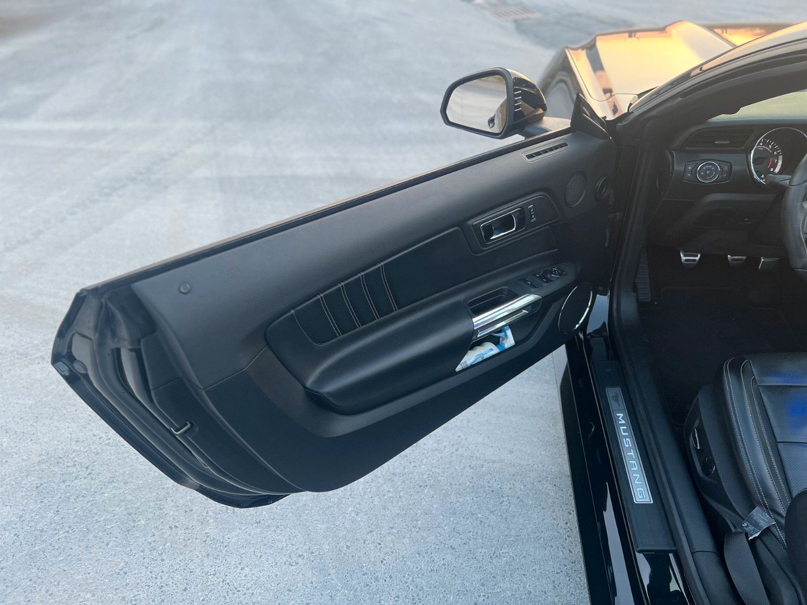 Fahrzeugabbildung Ford Mustang GT Cabrio V8-Neuwertig-20Zoll-FOX-Deutsc