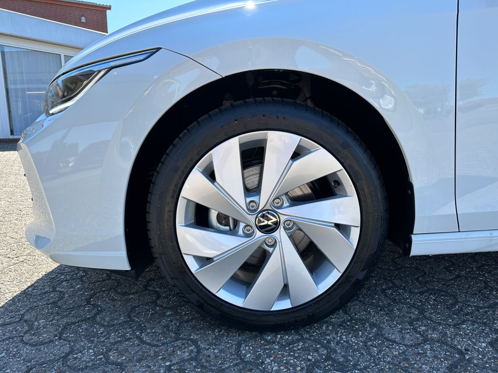 Fahrzeugabbildung Volkswagen Golf VIII Variant 1.5 TSI Life Navi/ACC/LED/Shzg