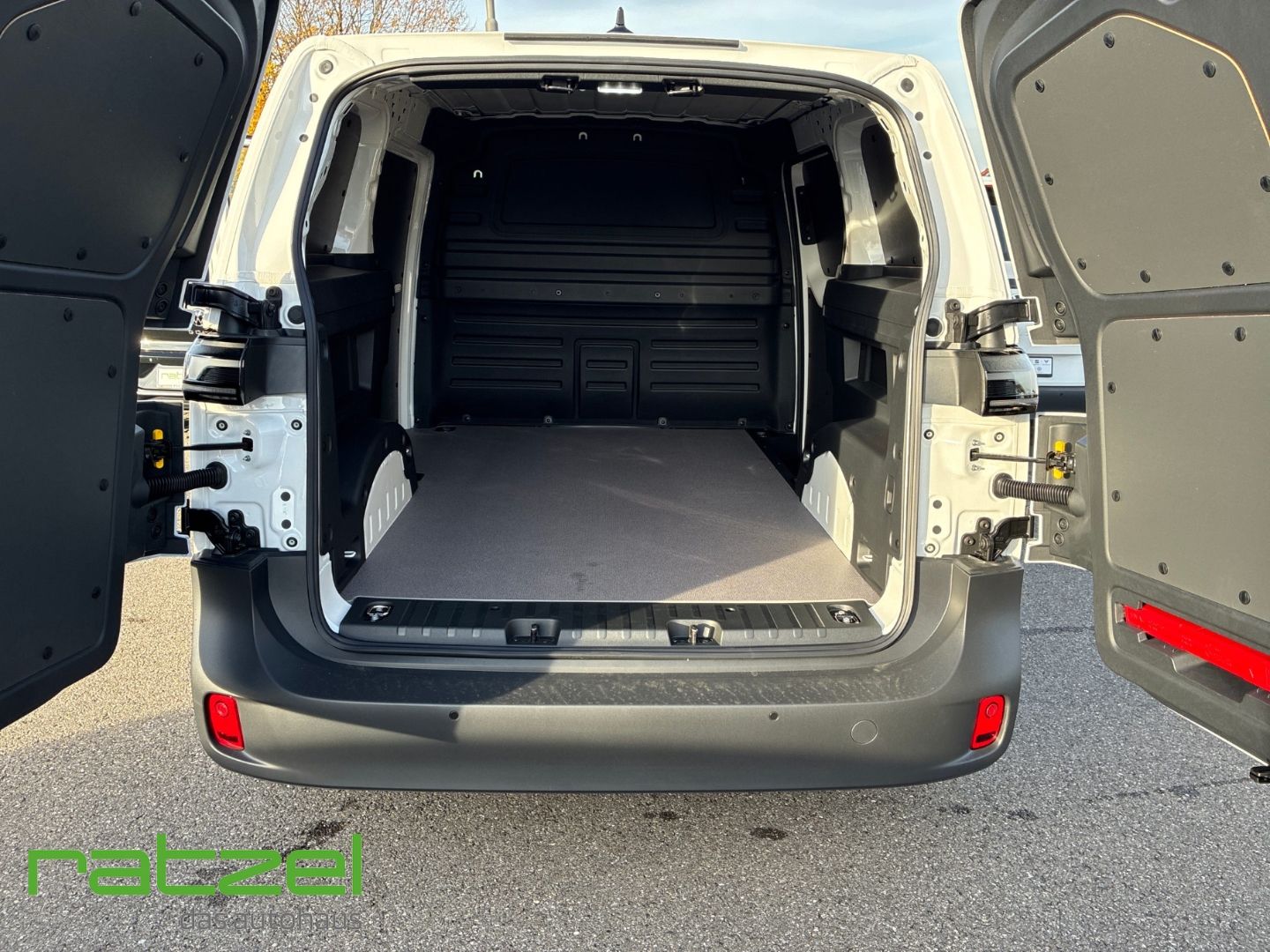 Fahrzeugabbildung Volkswagen ID. Buzz Cargo 125 kW Pure AHK+Navi+LED