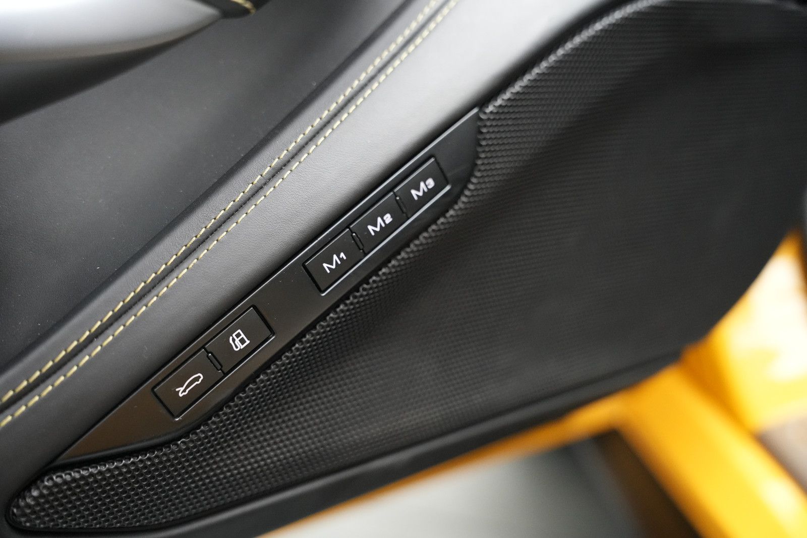 Fahrzeugabbildung Ferrari F8 Spider Giallo Modena *Lift*Carbon*Kamera*