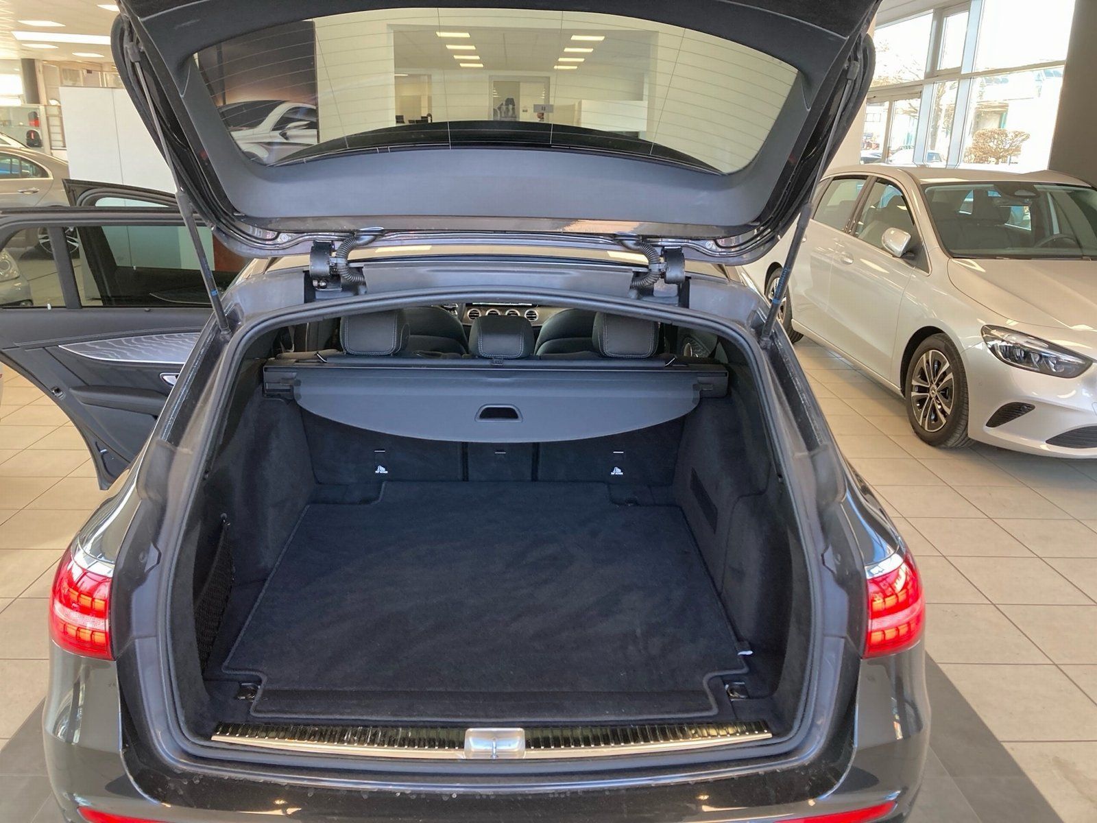 Fahrzeugabbildung Mercedes-Benz E 53 T 4M+ AMG*Distronic*Panorama*AHK*Standheiz*