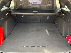 Fahrzeugabbildung Ford Focus Turnier ST - LED*HUD*19"LM*Pano*Kamera*B&O