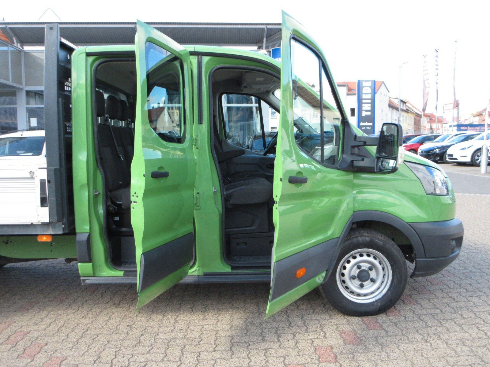 Fahrzeugabbildung Ford Transit Pritsche 350 L4 DoKa/AHK 3,5 to/7-Sitz