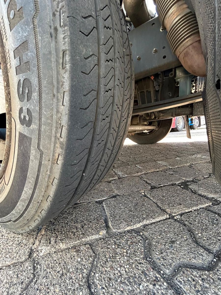 Fahrzeugabbildung Iveco 120E21 Kühlkoffer, Carrier, Dhollandia