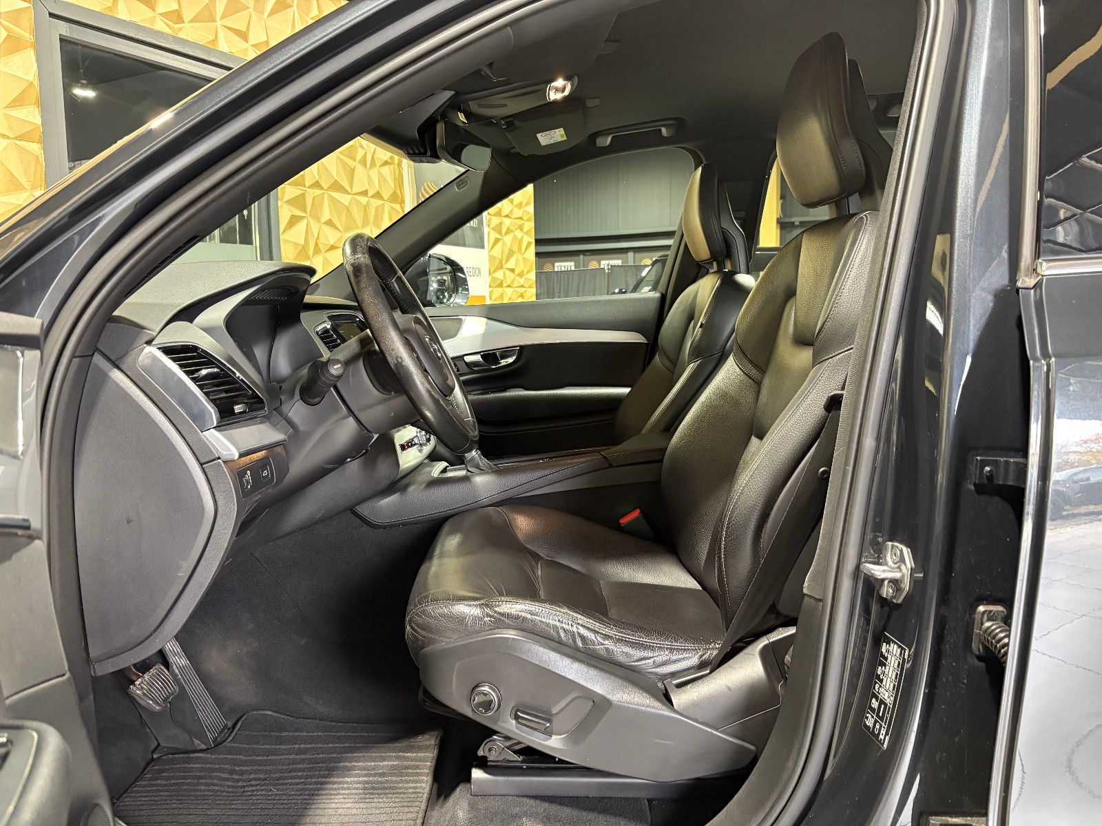 Fahrzeugabbildung Volvo XC90 Momentum AWD/NAVI/KAMERA/APPLE/KLIMA/SHZ