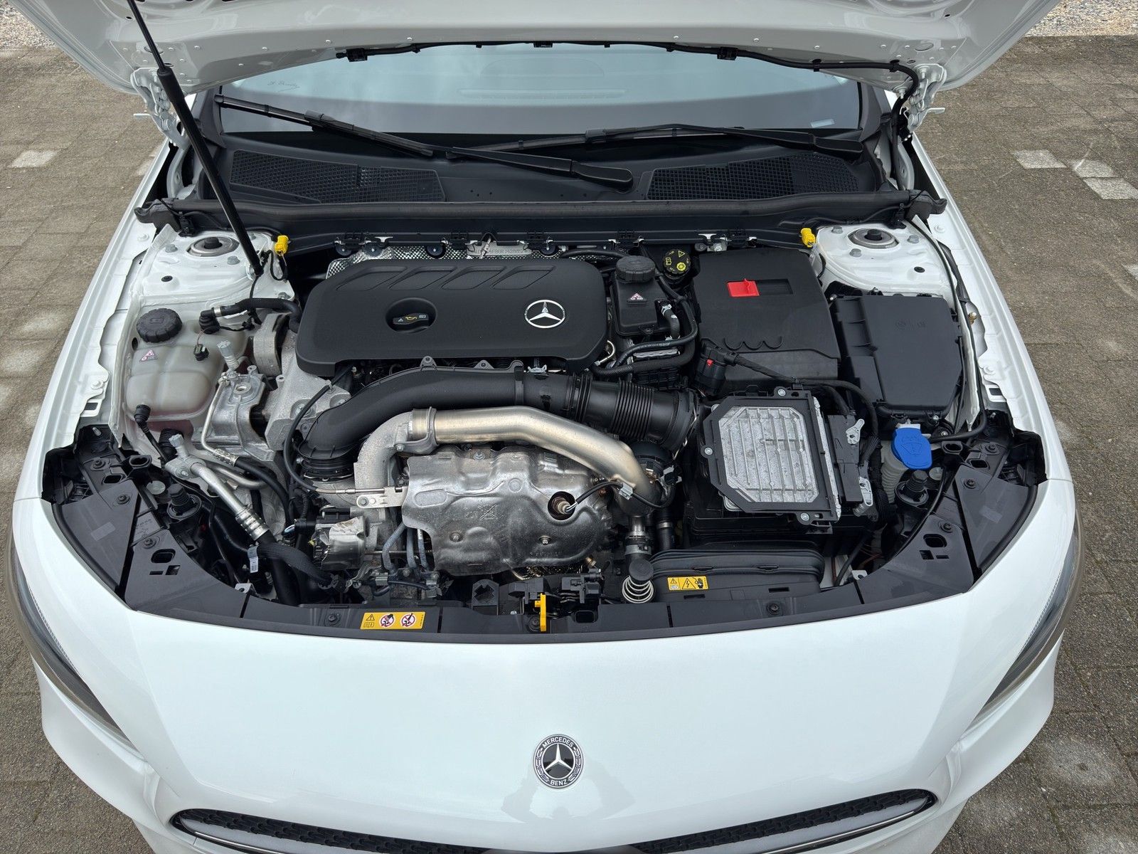 MERCEDES-BENZ A 220 4Matic Progressive AUTOMATIK / LED-HIGH / - Image 17