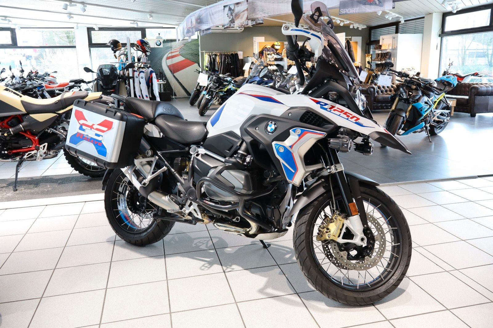 Fahrzeugabbildung BMW R1250GS Style Rallye mit Variokoffer