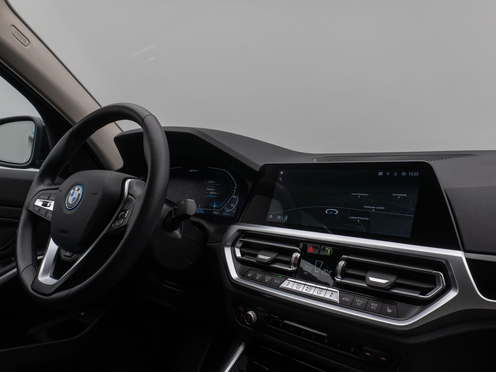 Fahrzeugabbildung BMW 320e Kamera DAB HiFi Lenkradheizung Alarm Parkas