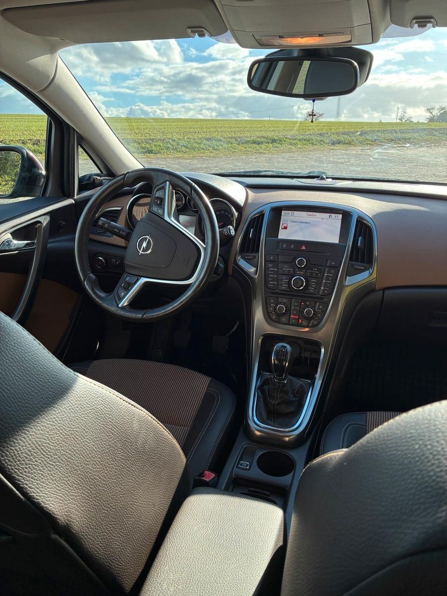 Opel Astra 2012 — photo 8