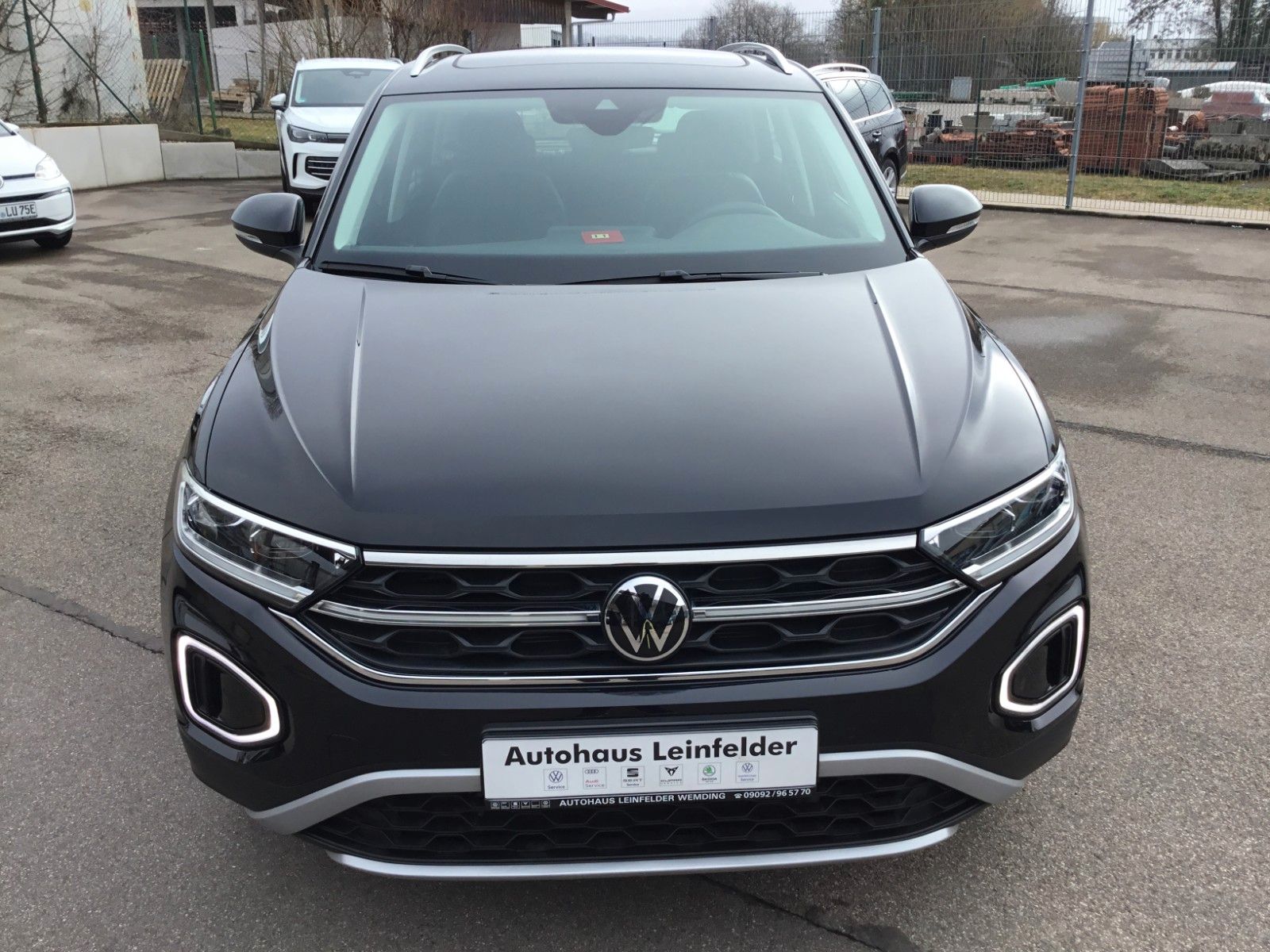 Fahrzeugabbildung Volkswagen T-Roc 1.5 TSI DSG Style+AHK+MatrixLED+ACC+Pano