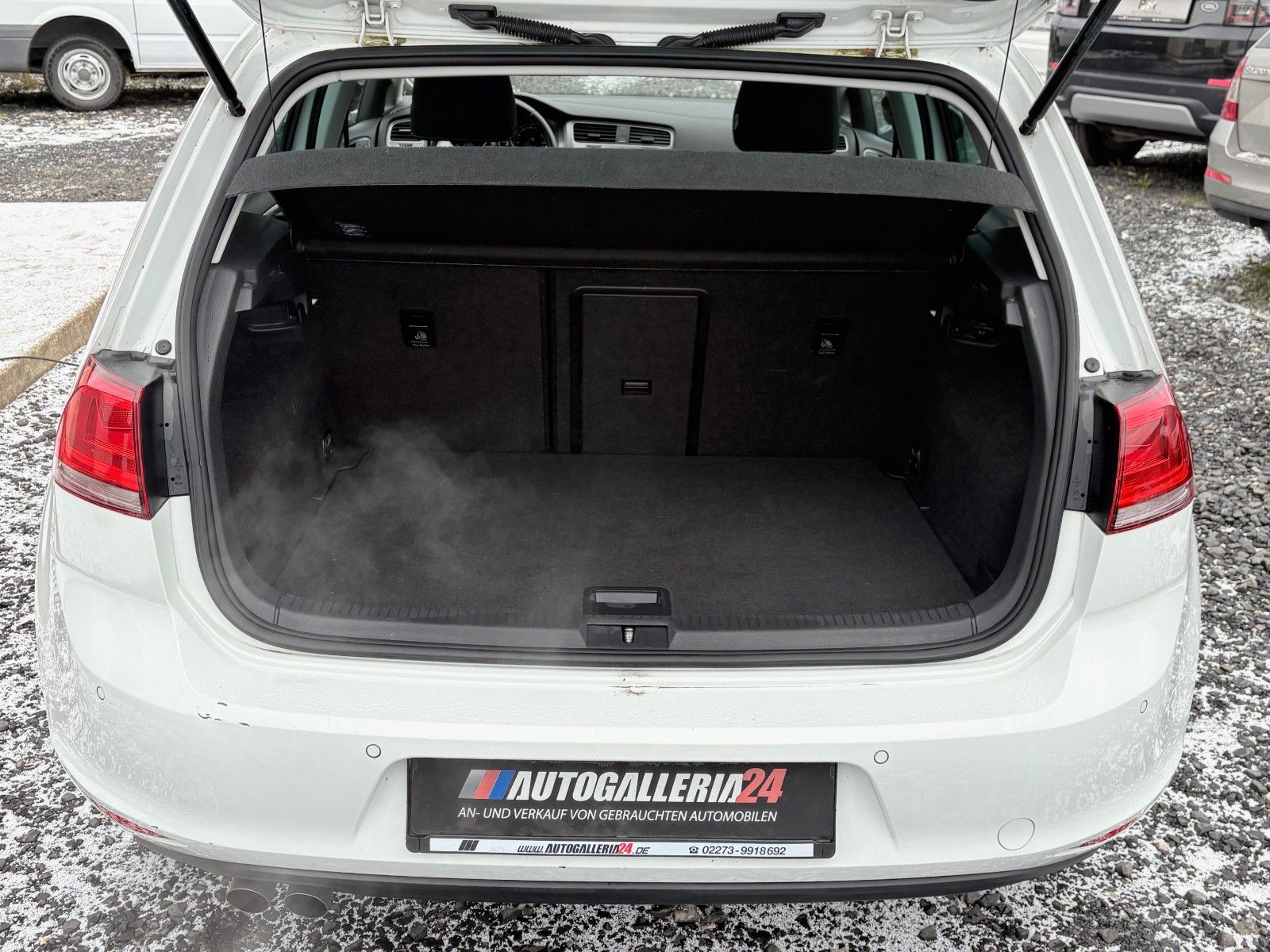 Fahrzeugabbildung Volkswagen Golf VII 2.0TDI Lim. LOUNGE Navi Klima PDC SPORT