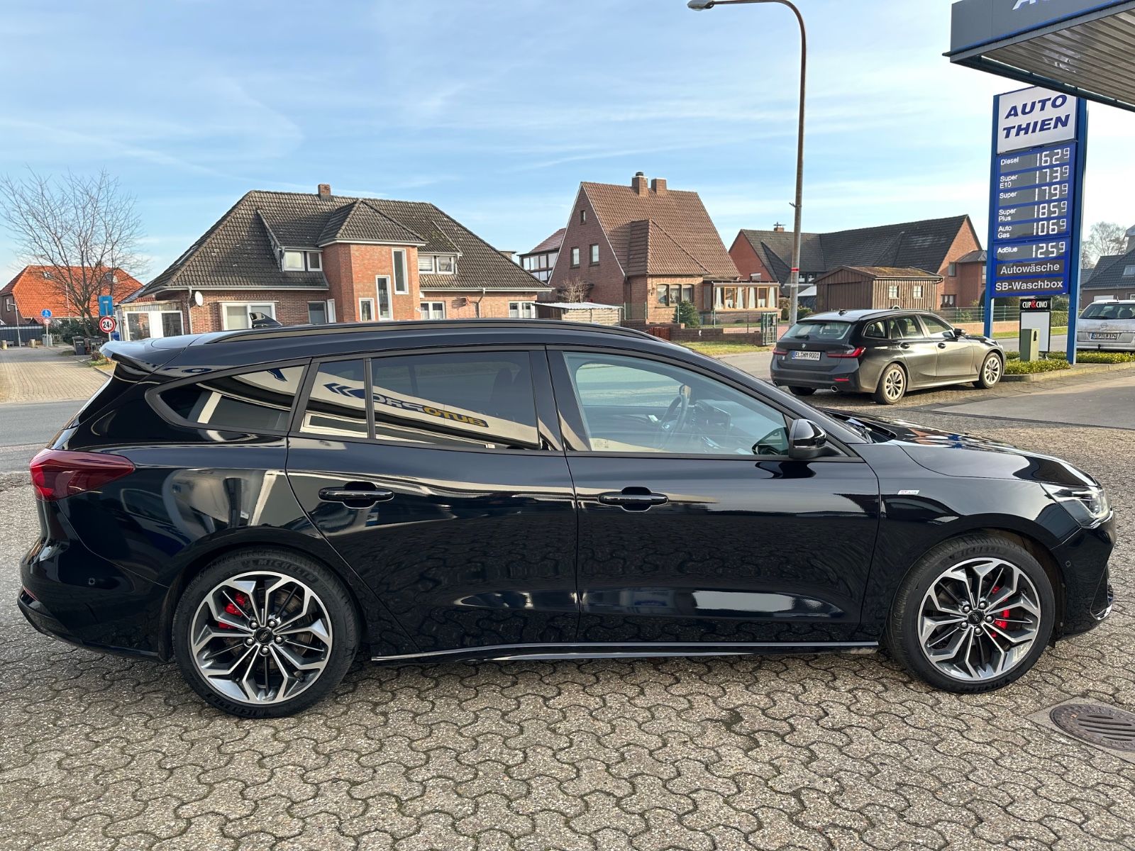 Fahrzeugabbildung Ford Focus Turnier 1.0 ST-Line X Pano/ACC/Matrix/Navi