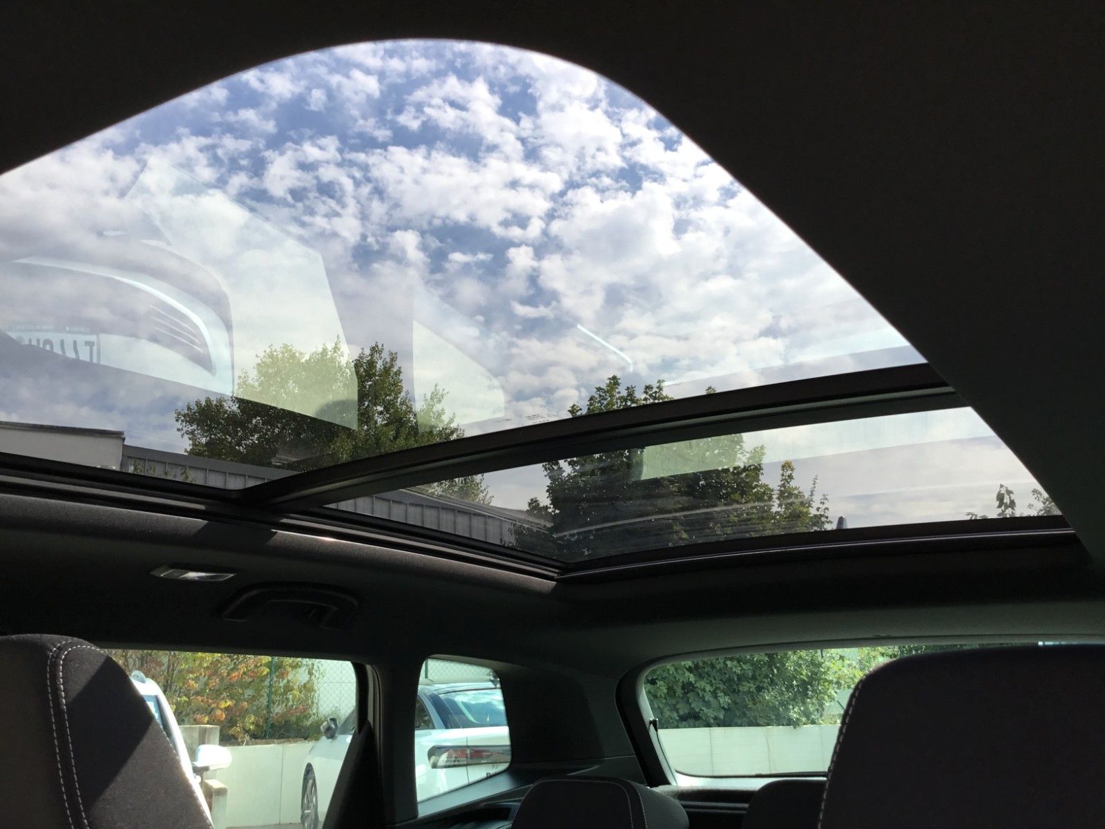 Fahrzeugabbildung SKODA Karoq 2.0l TSI DSG 4x4 Sportline+AHK+Matrix+Pano