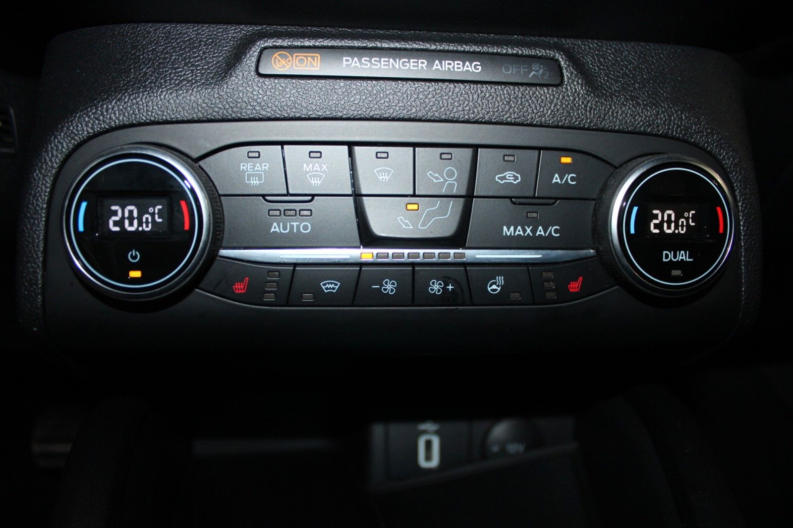 Fahrzeugabbildung Ford Focus ST-Line Turnier LED ACC DAB CAM WinterPak