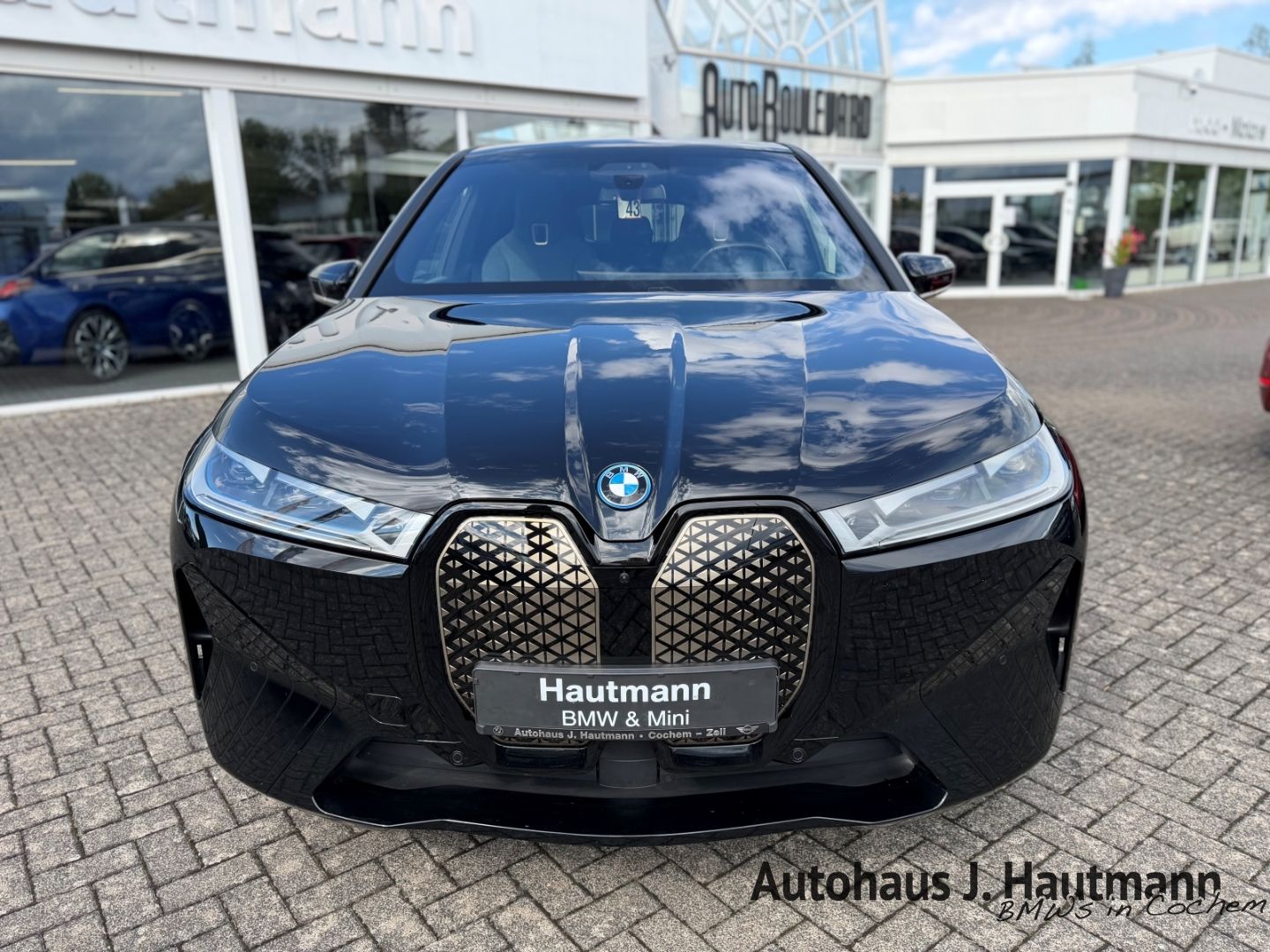 BMW iX xDrive 50 AHK LUFTF. PANO B&W foto 3