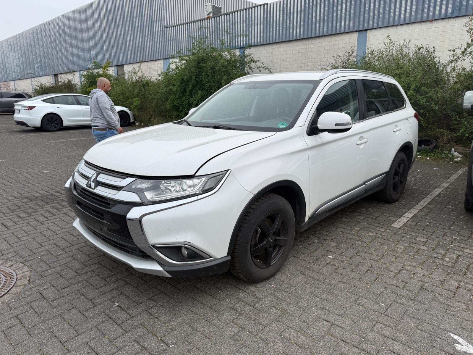 Mitsubishi Outlander Plus 4WD,7sitzer ,navi,klimaE6