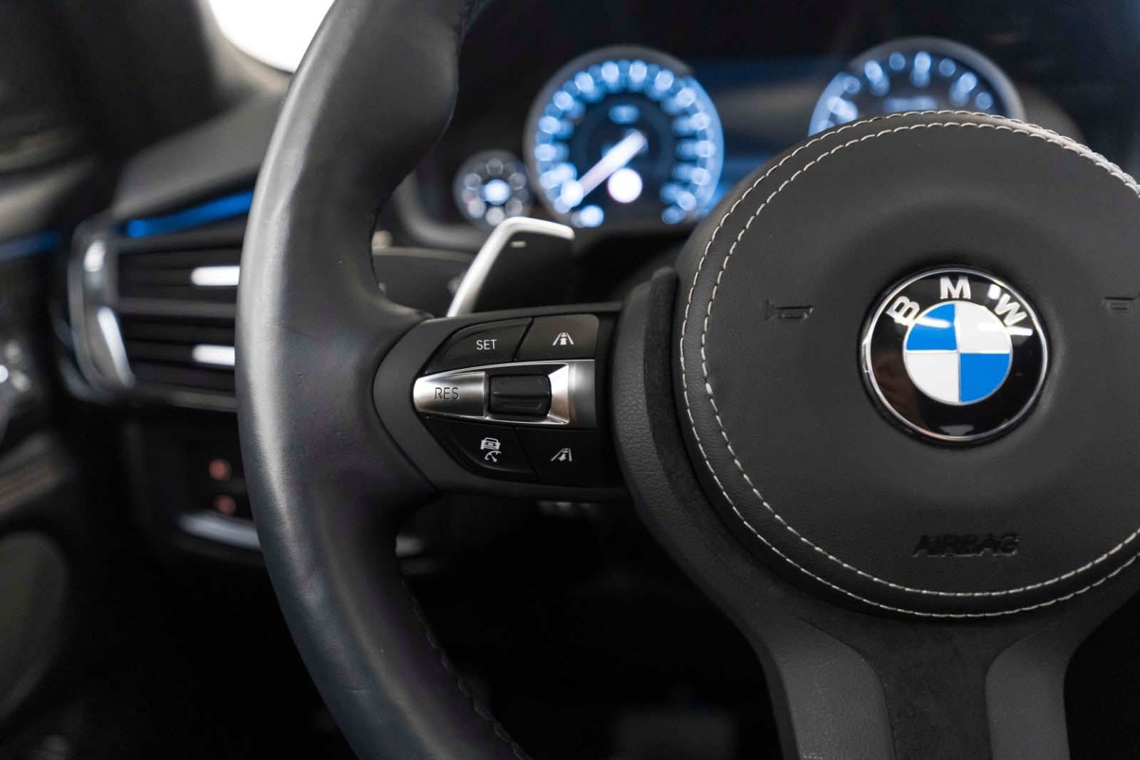 Fahrzeugabbildung BMW X6 xDrive50i M-SPORTPAKET 360° H&K ACC HUD TOTW