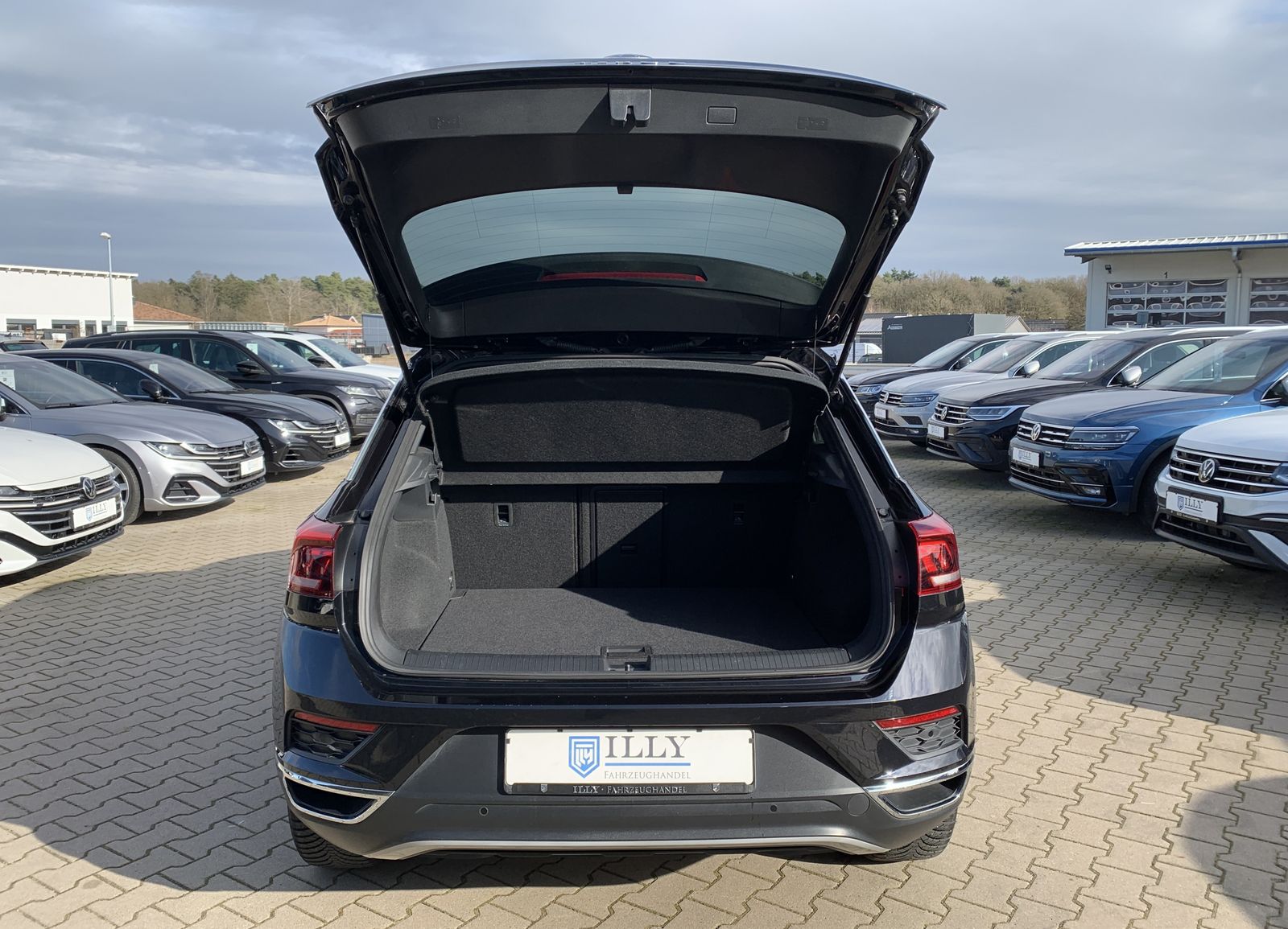 Fahrzeugabbildung Volkswagen T-Roc 1.5 TSI*Sport*Spur*Navi*SHZ*ACC*
