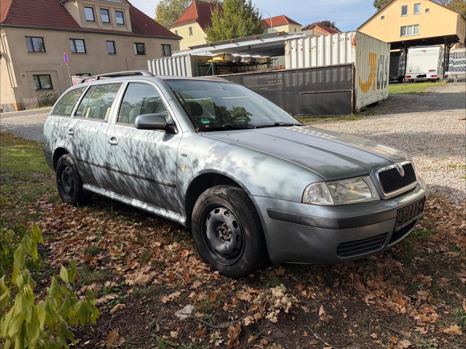 Skoda Octavia 2004 — rear view