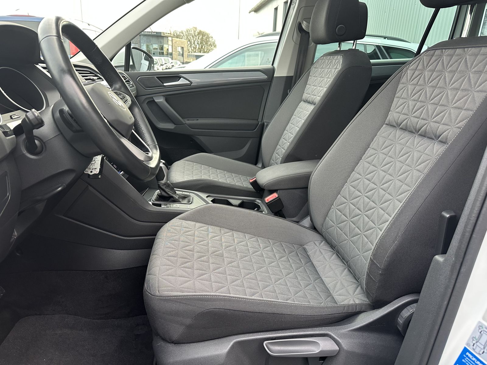 Fahrzeugabbildung Volkswagen Tiguan 2.0 TDI DSG Life NAV+LED+AHK+PANO+17ZO+PP