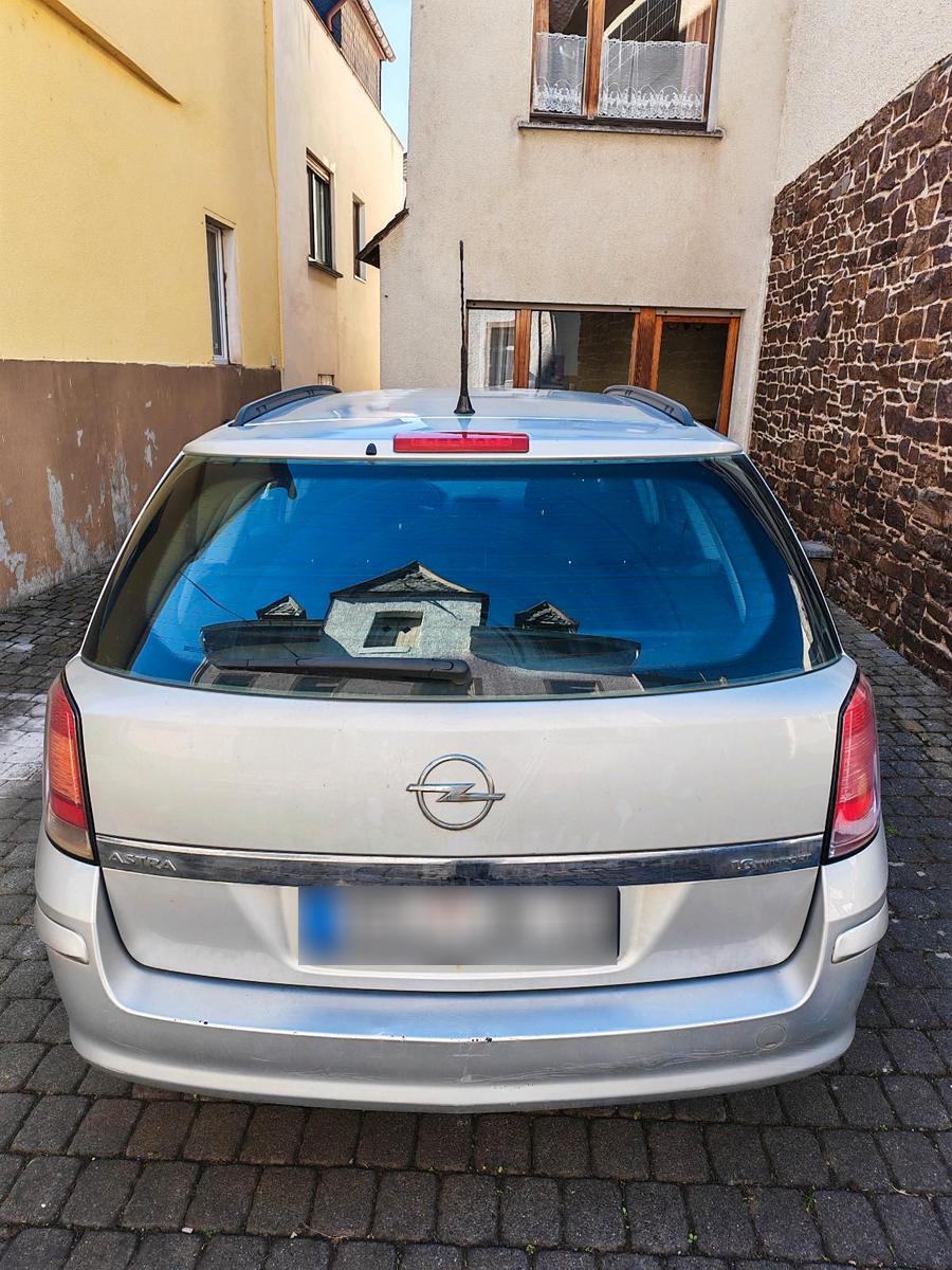 Opel Astra 2005 — engine 105 HP (77kW)