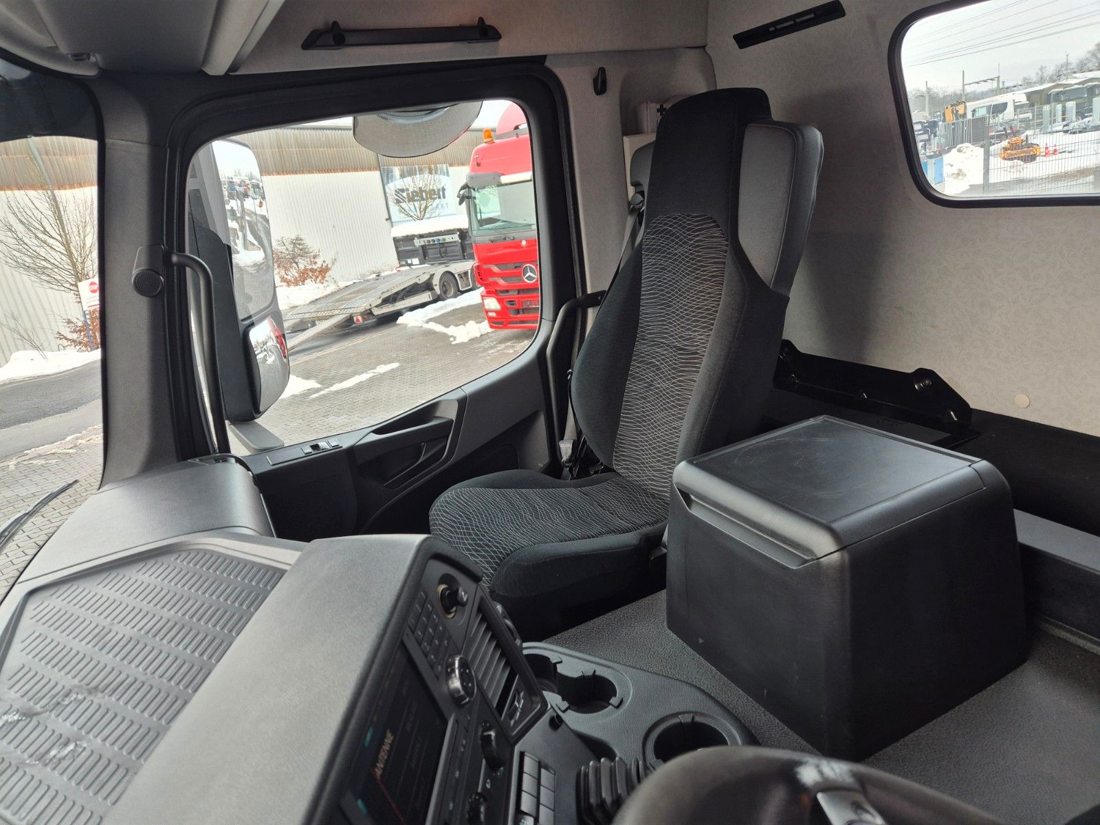 Fahrzeugabbildung Mercedes-Benz Arocs 1832 K 4x2 Palfinger PST14 TEC-25 Funk AHK