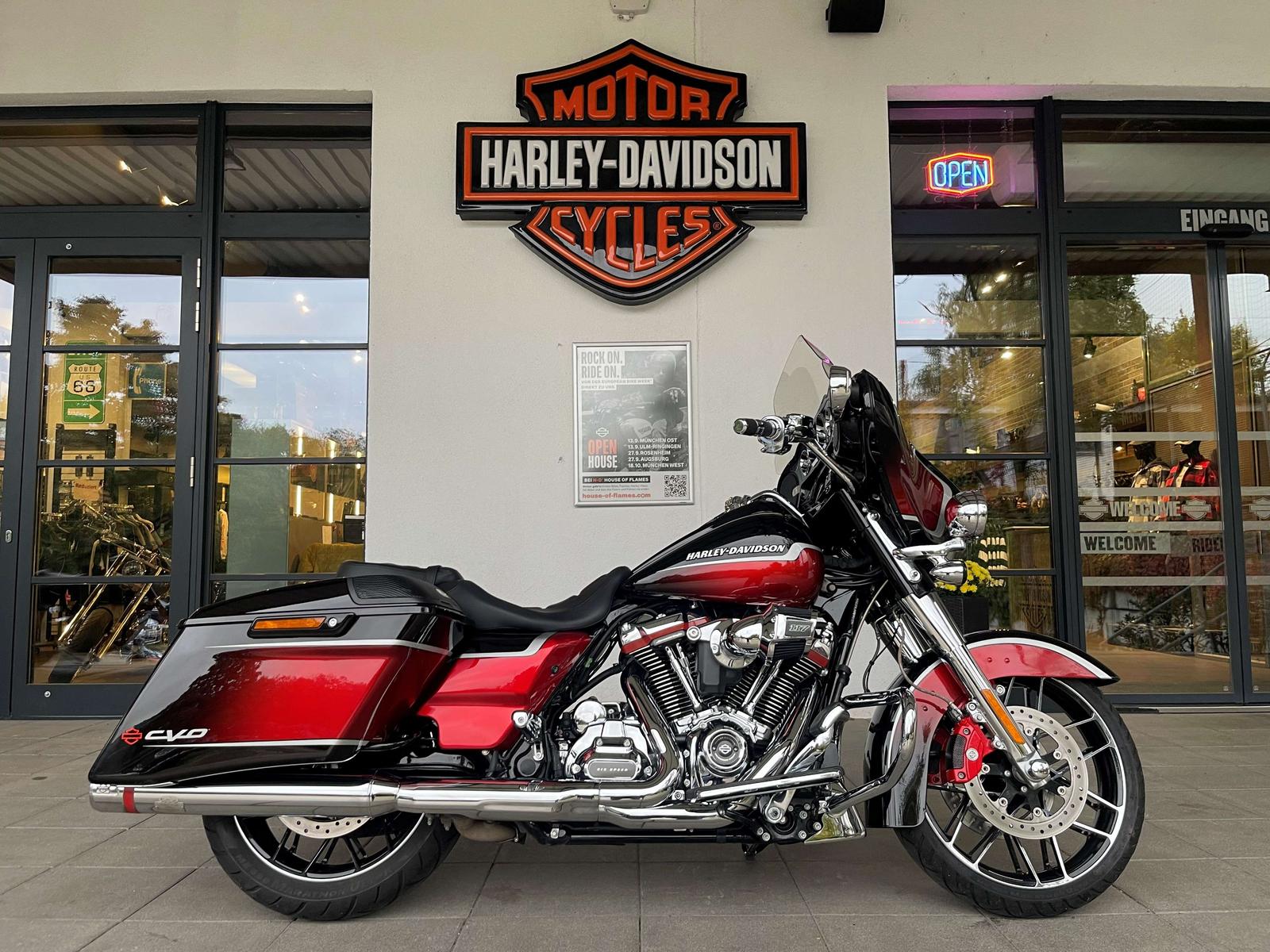 Harley-Davidson FLHXSE CVO Street Glide mit Jekill&Hyde Auspuff